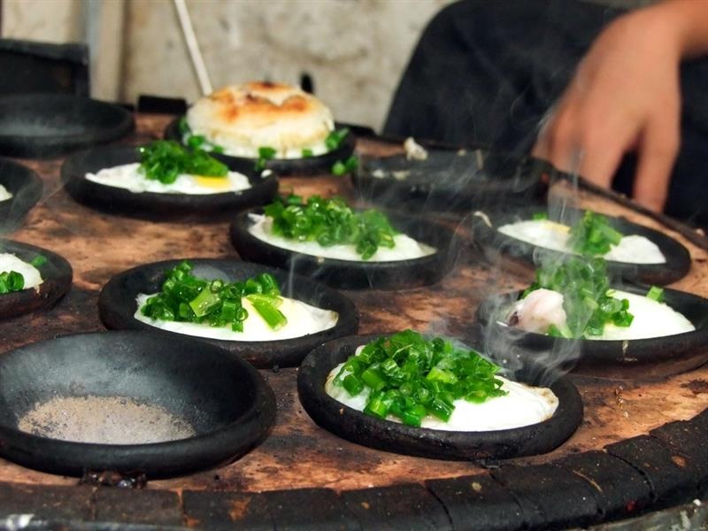 Nha Trang nổi tiếng với nem nướng, hải sản, bánh căn, bún sứa, bánh xèo chảo, mực một nắng. Ảnh: Tournhatrang.