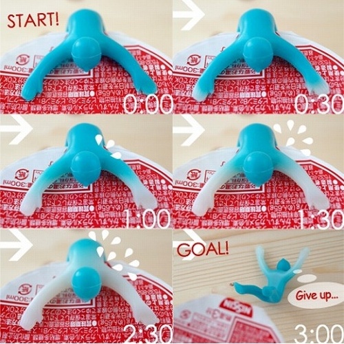 Dụng cụ báo mì chín: Ngoài tác dụng giữ cho nắp cốc mì không bị hở, khi mì vừa chín tới, dụng cụ có hình người này sẽ rơi xuống.