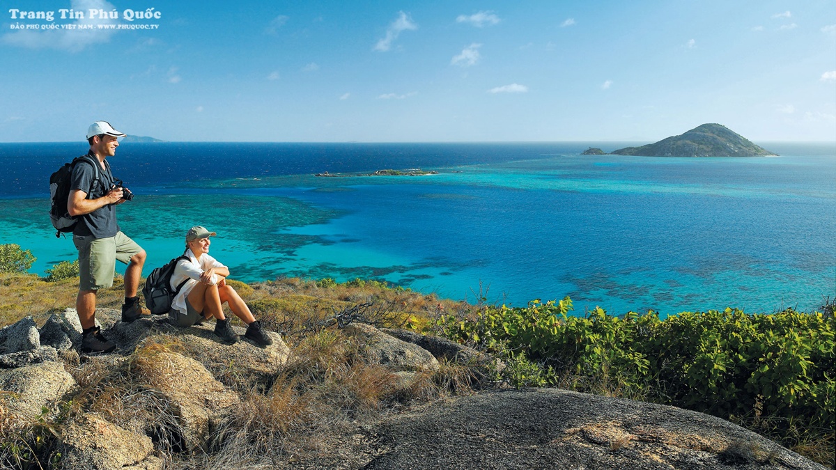 Phú Quốc: Được mệnh danh là đảo ngọc của Việt Nam, Phú Quốc thu hút du khách du khách bởi vẻ đẹp hoang sơ, những bãi biển đẹp với bờ cát trắng muốt và thời tiết dễ chịu suốt cả năm. Du khách có thể tới đây vào bất cứ thời gian nào.