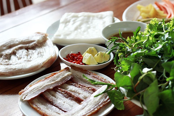 Đà Nẵng nổi tiếng với ẩm thực ấn tượng và ngon tuyệt, khiến ngay cả du khách khó tính cũng phải hài lòng với những món như mì Quảng, bê thui Cầu Mống, bánh tráng cuốn thịt heo, gỏi cá Nam Ô.. Ảnh: Phuonghoangtours.