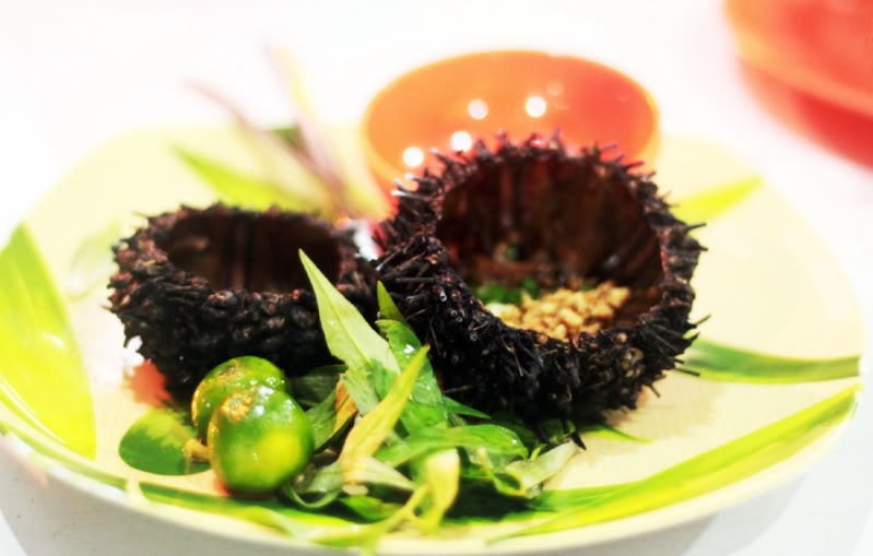 Phú Quốc có những món khá lạ miệng mà ngon như tiết canh cua, nhum, hải sâm, gỏi cá nhồng, cá mú nướng, bánh canh cá thu, rượu sim.