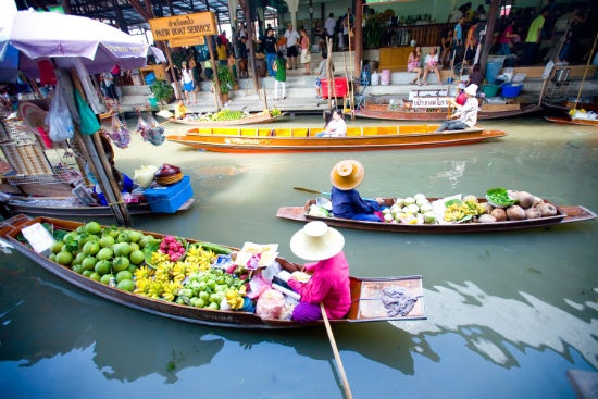 Chợ nổi ở Bangkok. Ảnh: Vietrantour.