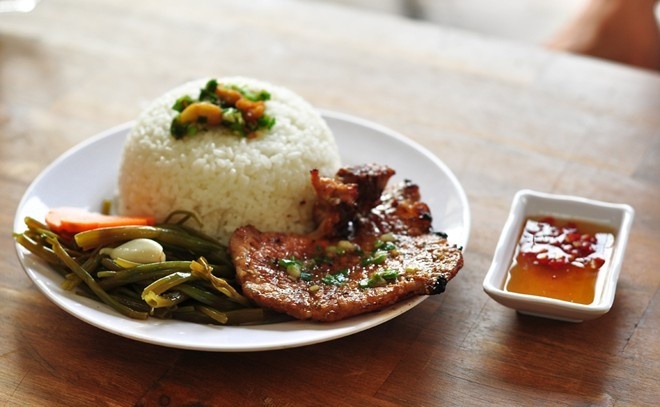 Cơm tấm: Cơm tấm được làm từ gạo tấm với sườn nướng và bì, ăn kèm dưa góp, rau thơm, trứng ốp... Ảnh: Ngọc Linh.