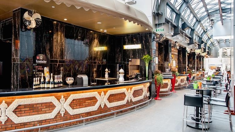 Pizza, đồ uống, thạch hoa quả, trà chiều và sinh tố được phục vụ ở khu ăn uống tầng trệt có tên Long @ Times Square.