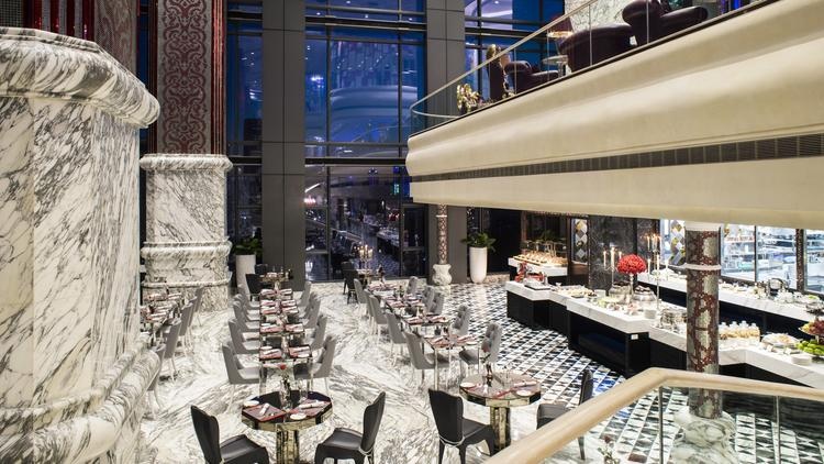 Khu ăn ở Cafe Cardinal có cả ghế trong nhà và ngoài trời, phục vụ cả bữa sáng, bữa trưa và bữa tối. 