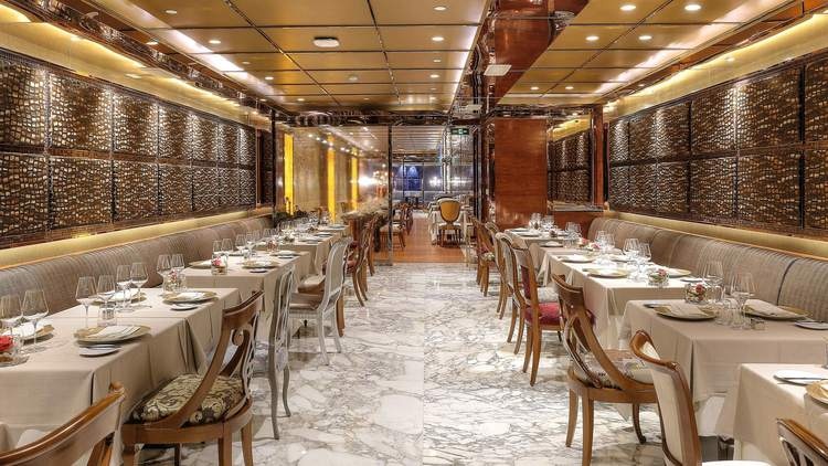 Nhà hàng R&J Italian Lounge & Restaurant được đặt tên từ tác phẩm “Romeo và Juliet” nổi tiếng, tại đây phục vụ các món ăn truyền thống của Ý. 