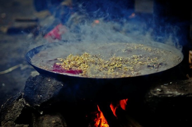 Thắng cố: Món ăn truyền thống của người H’Mông này được nấu từ thịt và nội tạng ngựa thái nhỏ, ướp gia vị và ninh trong chảo to. Tuy nhiên, mùi của món thắng cố khiến nhiều du khách thấy khó chịu và không phải ai cũng dám nếm thử.. Ảnh: Pystravel.