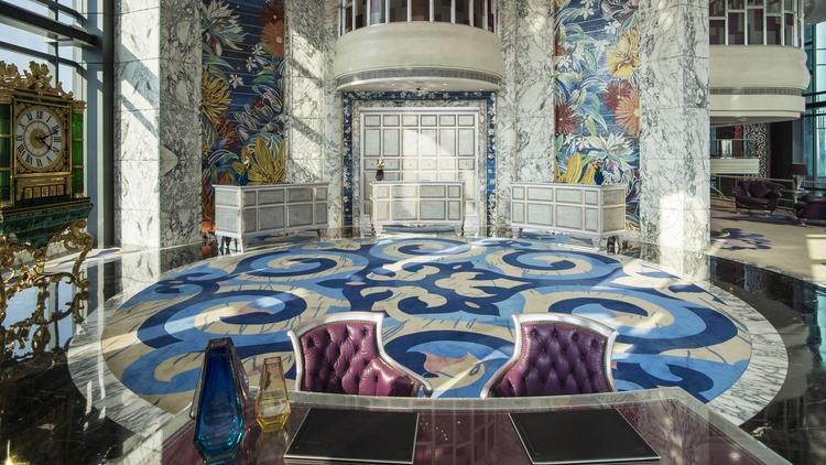 Một đại diện của khách sạn cho biết Reverie Saigon có thiết kế “lộng lẫy tới không ngờ”, với các căn phòng theo kiểu hiện đại hoặc theo phong cách cổ điển của châu Âu. Trong ảnh, hành lang Sky ở tầng 7 của tòa nhà 39 tầng gây ấn tượng cho du khách với sự tinh xảo và phức tạp của các chi tiết.