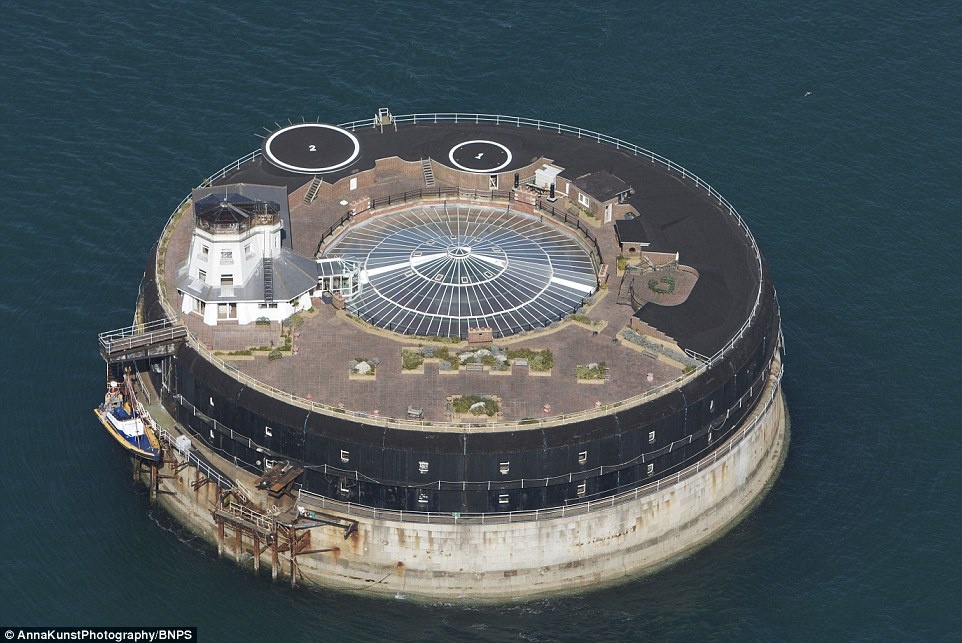 Khach san hang sang tren phao dai giua bien hinh anh