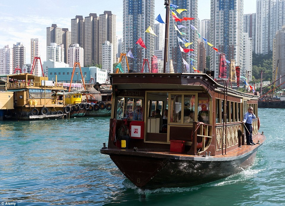 Aberdeen (Hong Kong): Ngôi làng nổi này nằm trên một hòn đảo gần cảng và là một điểm du lịch hút khách với nhiều nhà hàng,nơi mua sắm. Gần đây, Aberdeen đã được hiện đại hóa để thu hút thêm du khách nhưng cuộc sống đánh cá theo kiểu truyền thống của ngư dân nơi đây vẫn được duy trì. 