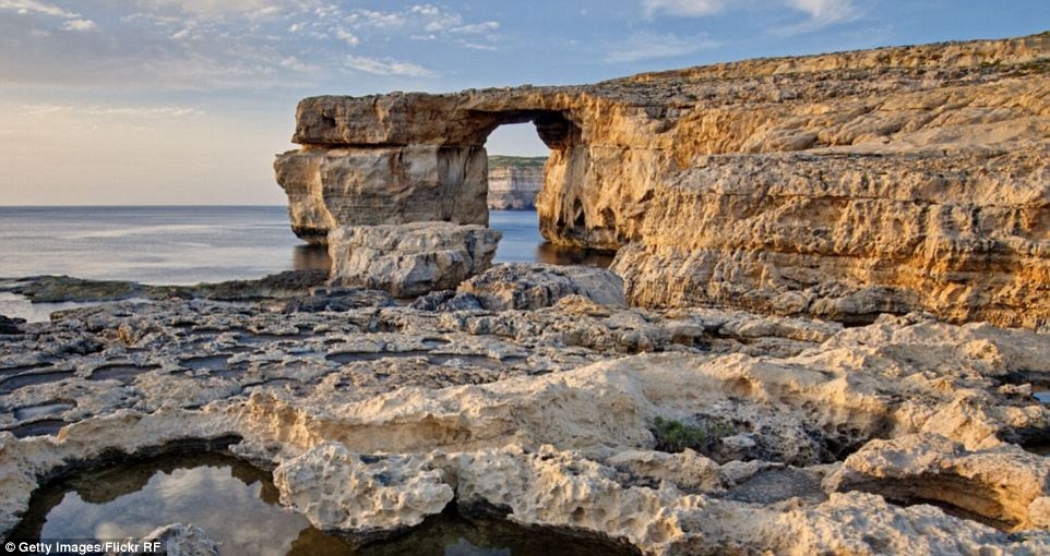 Cổng vòm đá vôi tự nhiên ở Gozo, Malta, xuất hiện trong mùa đầu của sê-ri. 