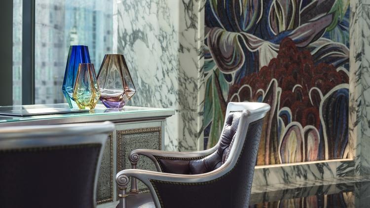 Hiện tại một phần khách sạn đã mở cửa, nhưng một số khu vực vẫn còn đang được hoàn thiện và dự kiến sẽ chính thức khai trương vào mùa hè năm nay. Xe dịch vụ ở khách sạn gồm có các mẫu của Mercedes-Benz, Bentley và Rolls-Royce.