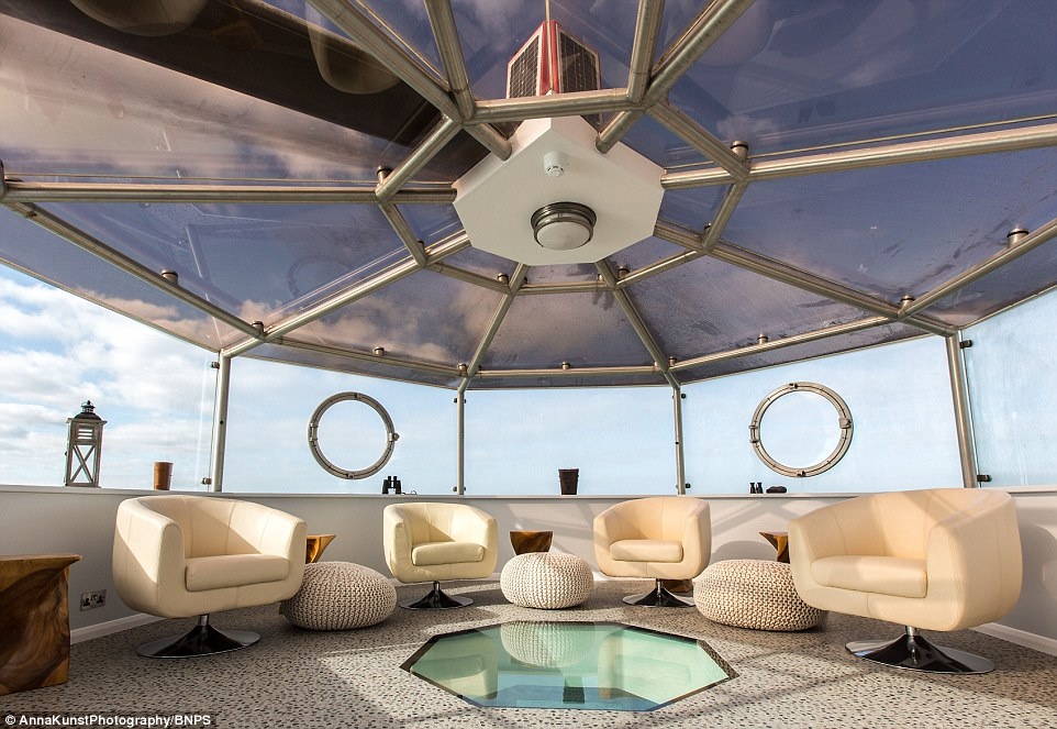 Với những người muốn thư giãn, No Man có spa riêng, với các quầy rượu và khu tắm nắng nhìn ra biển. 