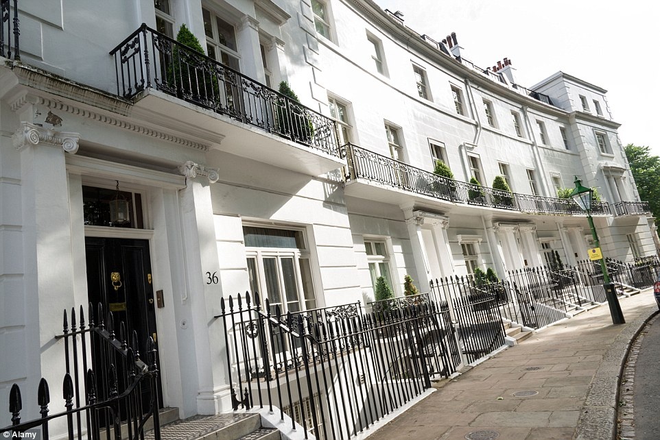 Kensington (Anh): Quận thương mại nằm ở Tây Nam London nổi tiếng với tầm ảnh hưởng của mình. Những cửa hàng thời trang thiết kế danh tiếng nằm dọc các con phố trung tâm, ngoài ra đây còn là nơi đặt các dinh thự giá hàng triệu đôla của giới giàu có như Roman Abramovich, Leonard Blavatnik. 