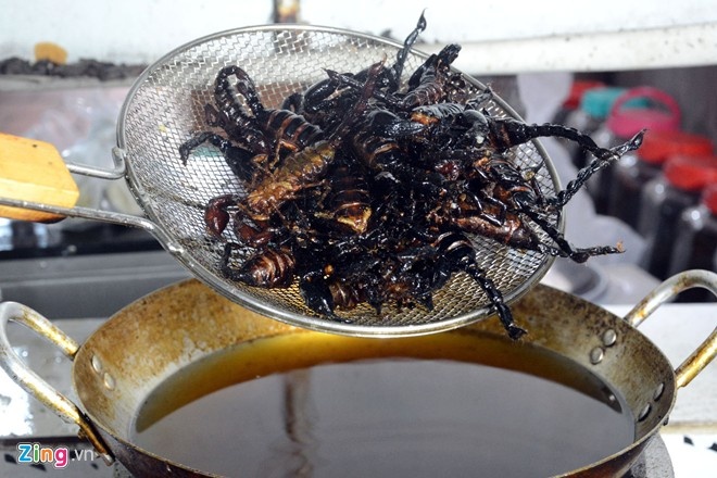 Bò cạp chiên: Đây là đặc sản của An Giang và đã được đưa tới nhiều nơi khác. Bò cạp được sơ chế và rán giòn, màu vỏ đen bóng khiến món nhậu độc đáo này có vẻ ngoài khá đáng sợ, không phải ai cũng dám cho vào miệng.