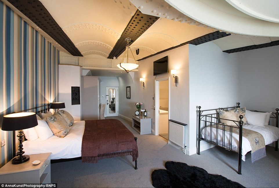 Với 4 tầng đầy đủ các phương tiện giải trí, khách sạn chắc chắn sẽ đem lại cho du khách những kỷ niệm khó quên. 