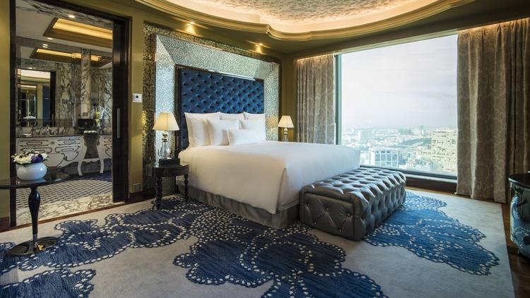 Khách sạn có 286 phòng, mỗi phòng đều có một mặt kính nhìn ra khung cảnh thành phố.  Trong ảnh là một phòng hạng Junior Suite ở khách sạn. Nội thất của khách sạn do các nhà thiết kế hàng đầu nước Ý - Provasi, Colombo Stile, Giorgetti và Visionnaire - sáng tạo.