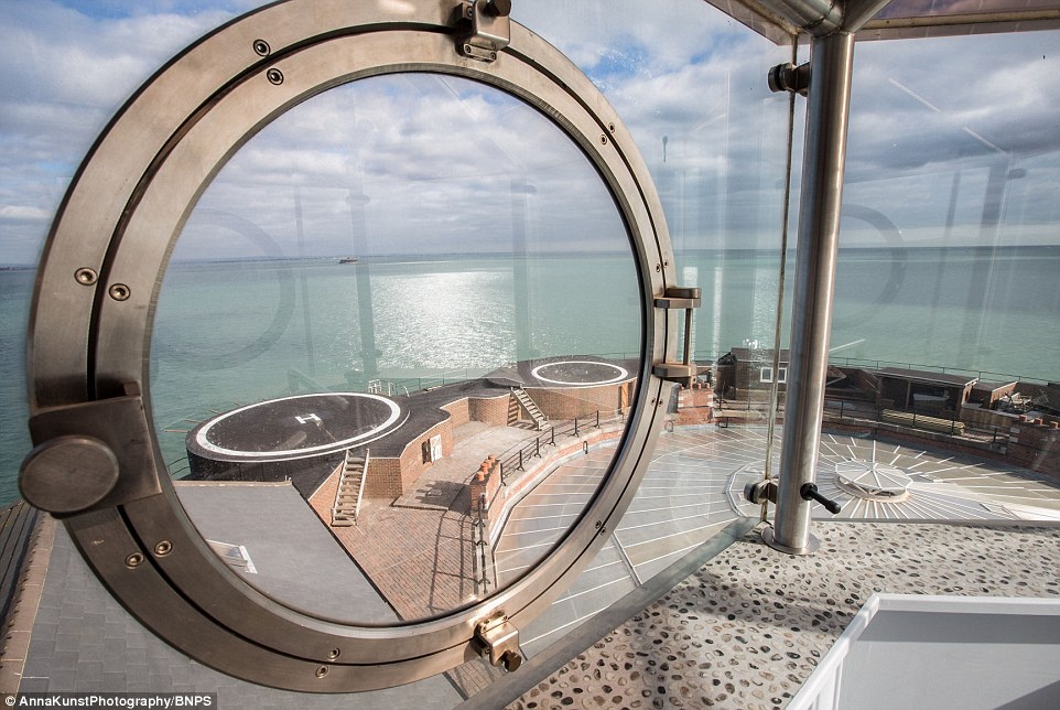 Pháo đài có hai bãi đỗ trực thăng, khu ăn đồ nướng trên mái cho du khách nhìn ra biển trong lúc thưởng thức những món ngon. 