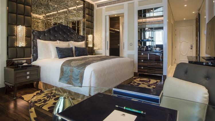 Một phòng hạng sang ở  Reverie Saigon. Giá phòng thấp nhất ở khách sạn là <abbr class=