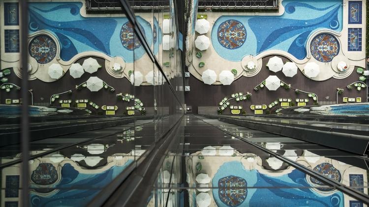 Khu vực bể bơi nhìn từ trên cao. Bể bơi nằm ở hiên tầng 6 khách sạn.