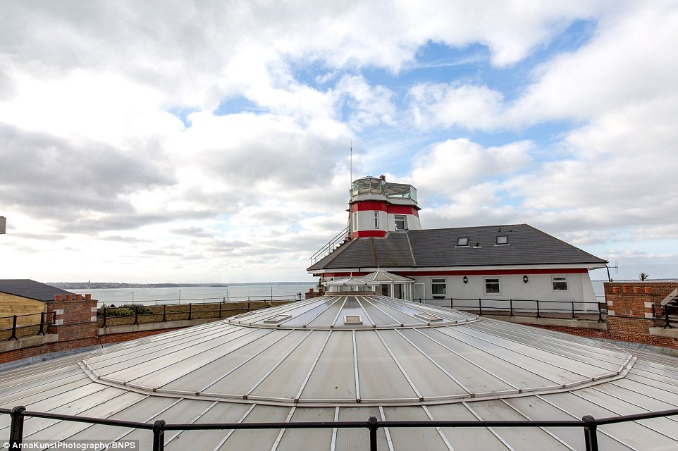 Khung cảnh nhìn từ nóc pháo đài rất ấn tượng, du khách có thể thưởng thức bữa ăn tại đây và nhìn về bờ biển tuyệt đẹp của đảo Wight.