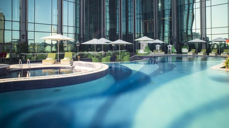 Reverie Saigon có một bể bơi chính, một bể bơi trẻ em và một bồn sục.