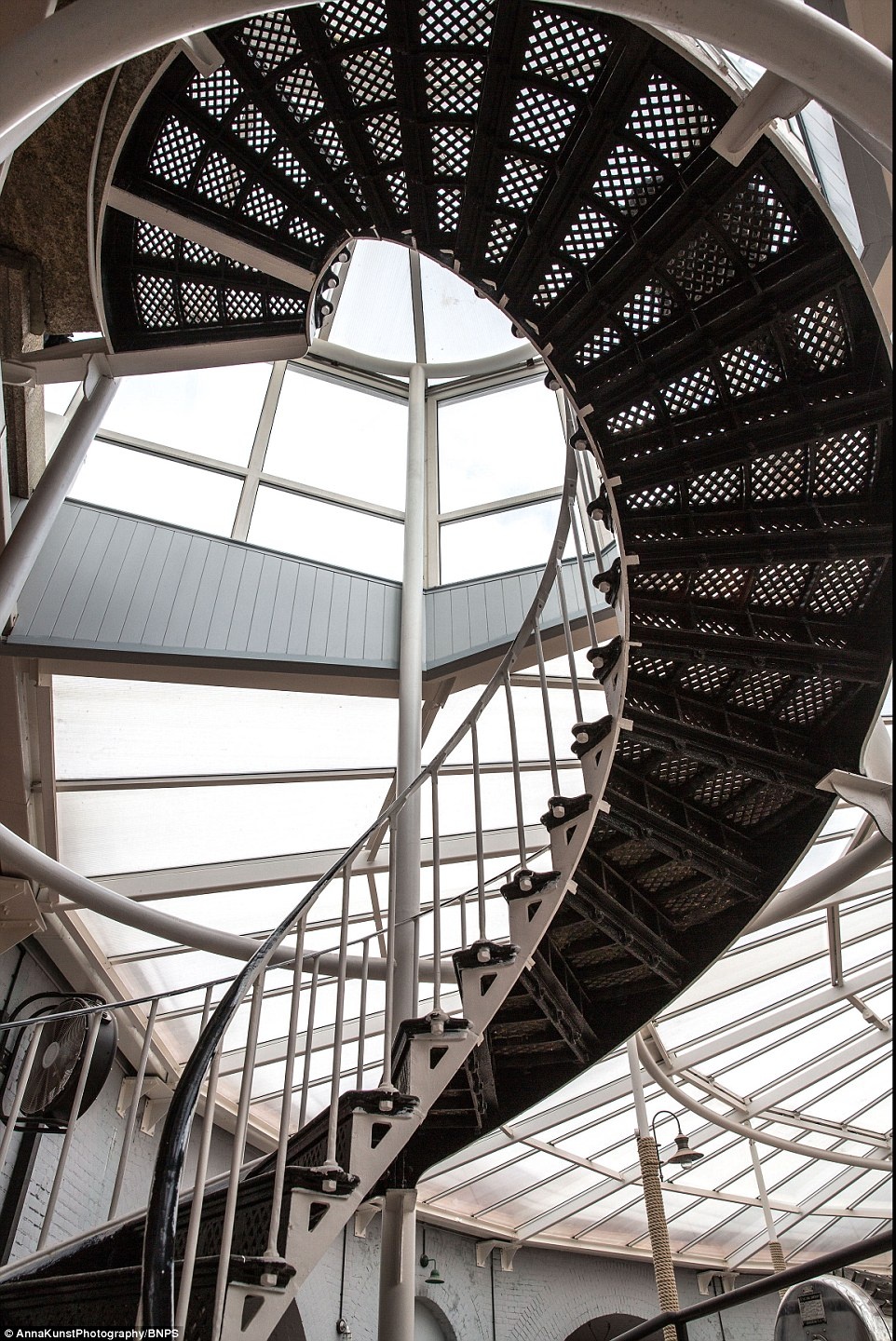 Cửa kính của pháo đài giúp ánh sáng tự nhiên lọt vào bên trong.