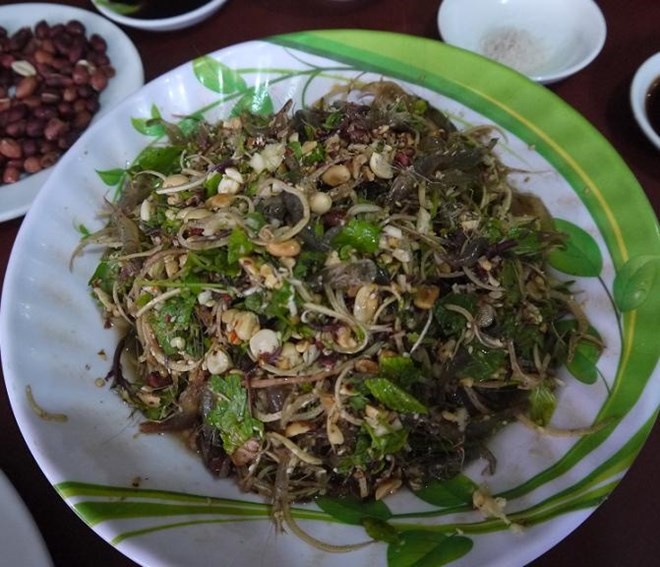 Gỏi tôm sống sông Đà: Tôm cỡ nhỏ được bắt từ lòng hồ thủy điện sông Đà, cho lên đĩa khi vẫn đang còn tươi rói, trộn với nước măng chua, gia vị, hoa chuối và rau thơm. 