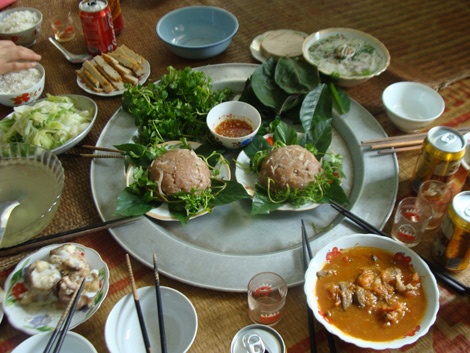 Nem thịt sống: Nem chạo của làng Vị Thủy, Thái Bình, được làm từ thịt lợn sống vừa mổ xong, băm nhuyễn, trộn với bì lợn luộc thái chỉ, thính và các loại gia vị như nước mắm, tỏi, hạt tiêu. Loại nem này được ăn kèm với lá sung, lá ổi, đinh lăng. Ảnh: GDVN.