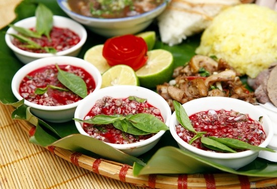 Tiết canh: Được làm từ tiết của các con vật như dê, vịt, lợn trộn với nội tạng, thịt sụn... thêm lạc và rau thơm, món tiết canh được dân nhậu ưa chuộng, nhưng phần lớn người dân không dám đụng đũa. Hơn nữa, món đặc sản này có nguy cơ gây các bệnh về giun sán. Ảnh: Quán ăn Thành..