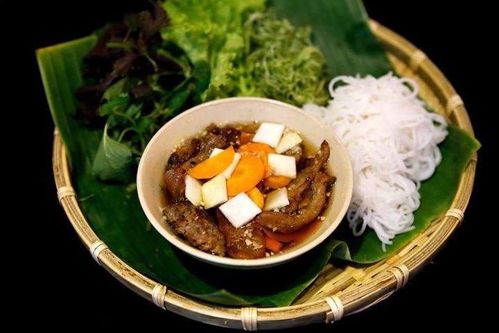 Bún chả: Không có gì lạ khi bún chả được nhiều vị khách nước ngoài tới Hà Nội ưa thích. Sợi bún trắng ngon, chả nướng thơm phức mùi sả, nước chấm chua ngọt thanh tao, dưa góp giòn và rau thơm hòa quyện tạo ra hương vị ấn tượng khó phai.