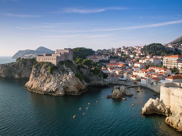 Croatia: Du khách chèo thuyền kayak khám phá vùng nước cạnh Dubrovnik, một trong 7 di sản thế giới ở Croatia.