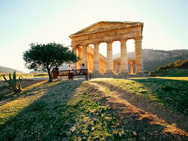Sicily: Một ngôi đền ở Segesta, kỳ quan địa chất của Sicily, hấp dẫn du khách bởi kiến trúc độc đáo và lịch sử lâu đời.