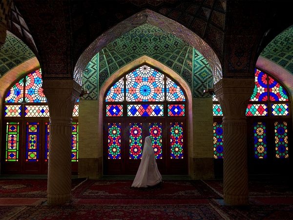 Iran: Tại Shiraz, nhà thờ Hồi giáo Nasir với các cửa sổ kính màu lộng lẫy là một trong những điểm dừng chân không thể bỏ qua.