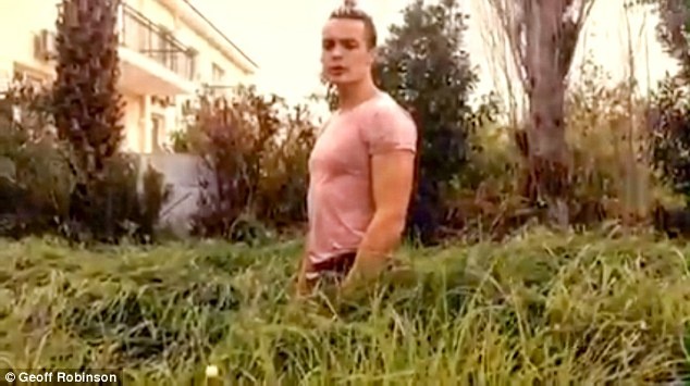 Sân cỏ mọc cao tới nửa người. Ảnh: Daily Mail.