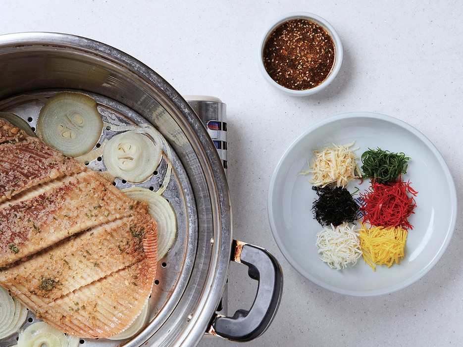 Hongeo (Hàn Quốc): Món cá đuối lên men có mùi nước tiểu và rất cay, không phải ai cũng đủ can đảm để nếm thử. Lần đầu ăn, bạn sẽ không thích món Hongeo, nhưng sau khoảng 10 lần thì bạn sẽ bắt đầu “nghiện”.