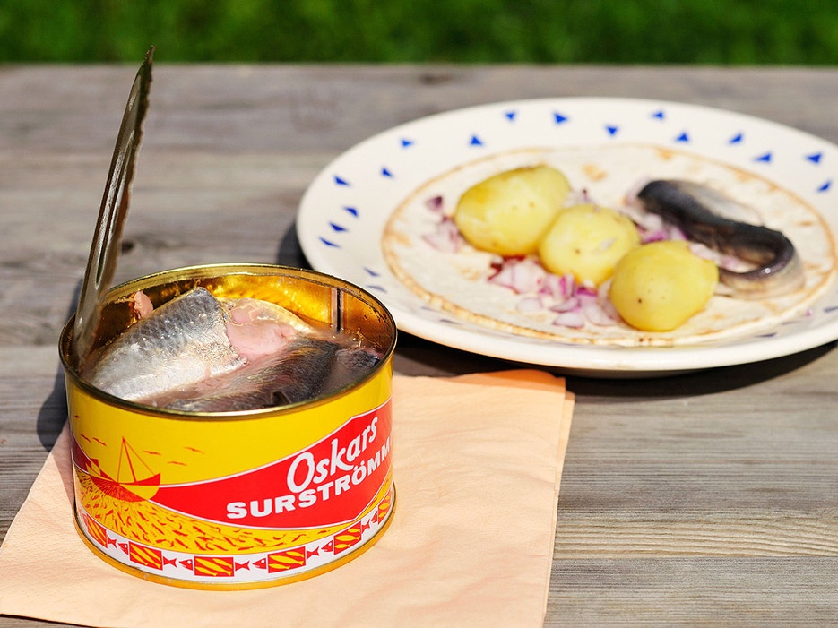 Surströmming (Thụy Điển): Món cá trích thối thách thức ngay cả những người can đảm nhất. Mùi của món Surströmming khó ngửi tới mức mọi người phải đem hộp cá ra ngoài trời rồi mới dám mở.