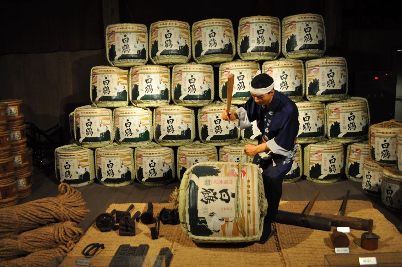 Tìm hiểu những bí mật về rượu sake: Sake có rất nhiều loại với nhiều mùi vị khác nhau. Du khách có thể khám phá nghệ thuật làm rượu sake ở huyện Nada, Kobe, nơi có tới 40 xưởng sản xuất 30% lượng rượu gạo của cả nước. 