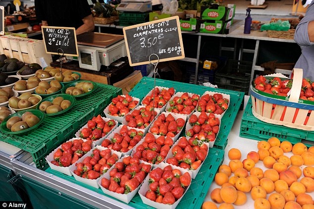 Hoa quả chuyển từ Pháp tới Maldives: Mỗi khi đi đâu xa dài ngày, ta thường nhớ những tiện ích ở nhà , nhưng điều đó không thành vấn đề với giới siêu giàu. Một chủ du thuyền đã yêu cầu chuyển lượng rau tươi và hoa quả đủ cho một tuần từ cửa hàng yêu thích nhất ở miền Nam nước Pháp tới Maldives. Thùng hàng đặc biệt này được chuyển bằng phi cơ riêng từ Pháp tới Ấn Độ Dương, sau đó đưa lên trực thăng và chuyển tới du thuyền.