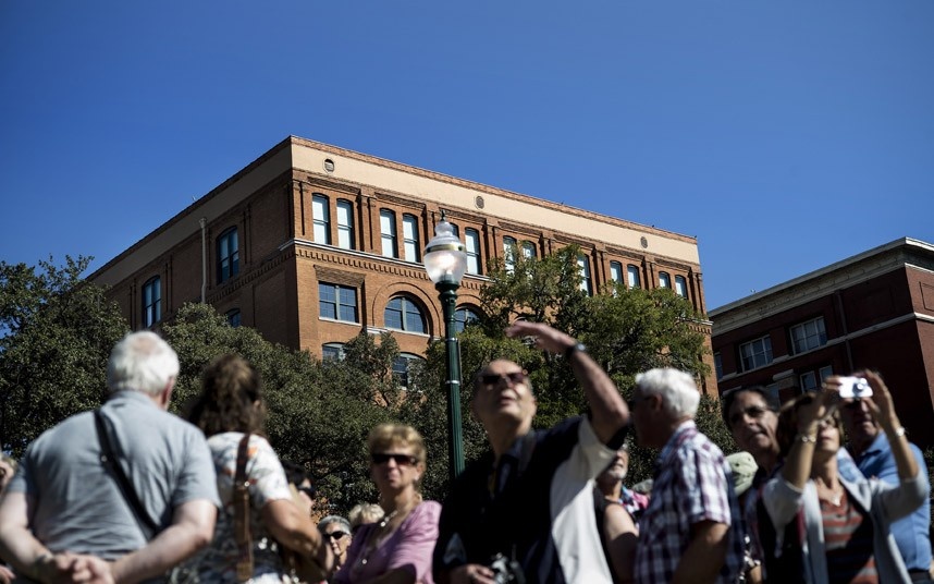 John F Kennedy, Dallas (Mỹ): Đây có lẽ là vụ ám sát nổi tiếng nhất trong lịch sử thế giới. Tổng thống Kennedy bị sát hại vào ngày 22 tháng 12 năm 1963 trong một chuyến thăm tới Dallas. Hai dấu X trắng trên phố Elm Street đánh dấu nơi hai viên đạn do Oswald bắn găm vào lưng trên và đầu Kennedy. Nhiều du khách đã liều mình chạy ra giữa dòng xe để chụp ảnh ở đây. Ngôi nhà gạch đỏ, giờ là tòa nhà hành chính của hạt Dallas, là mấu chốt câu chuyện. Oswald đã khai hỏa từ cửa sổ trên góc đông nam ở tầng 6. Hiện nơi đây đã trở thành bảo tàng, thu hút hơn 300.000 lượt khách mỗi năm.