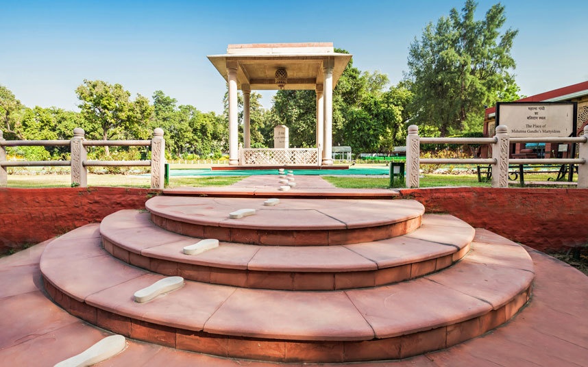 Mahatma Gandhi, Delhi (Ấn Độ): Tòa nhà Birla House nằm ở phía nam thành phố Delhi khá bình yên và trang nghiệm. Tại đây, Gandhi đã đi tản bộ lần cuối trước khi bị bắn. Cách đó vài cây số, ở bảo tàng quốc gia Gandhi, bộ quần áo dính máu và băng ghi âm giọng nói của ông được trưng bày.