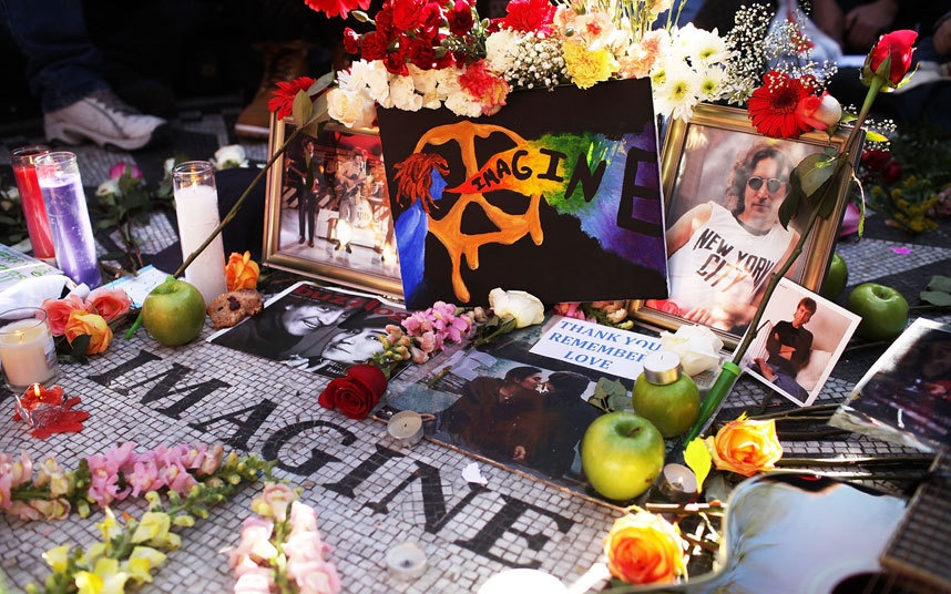 John Lennon, New York (Mỹ): Mark Chapman đã bắn chết John Lennon ngoài khu nhà Dakota ở góc phố 72 giao Central Park West, nơi nhạc sĩ này sống từ 1973 tới 1980. Cách đó không xa là tượng đài Strawberry Fields tưởng nhớ thành viên của ban nhạc huyền thoại The Beatles.