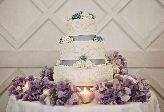 Bánh Pháp 8 tầng: Làm bánh Pháp 8 tầng là một quá trình phức tạp và kỳ công, nhưng một cửa hiệu bánh ngọt ở miền Nam nước Pháp chỉ có 24 tiếng để đáp ứng yêu cầu của một vị khách đặc biệt ở Saint-Tropez. Họ đã phải dồn hết sức lực để hoàn tất chiếc bánh khổng lồ với các họa tiết trang trí cầu kỳ và các loài hoa ăn được.