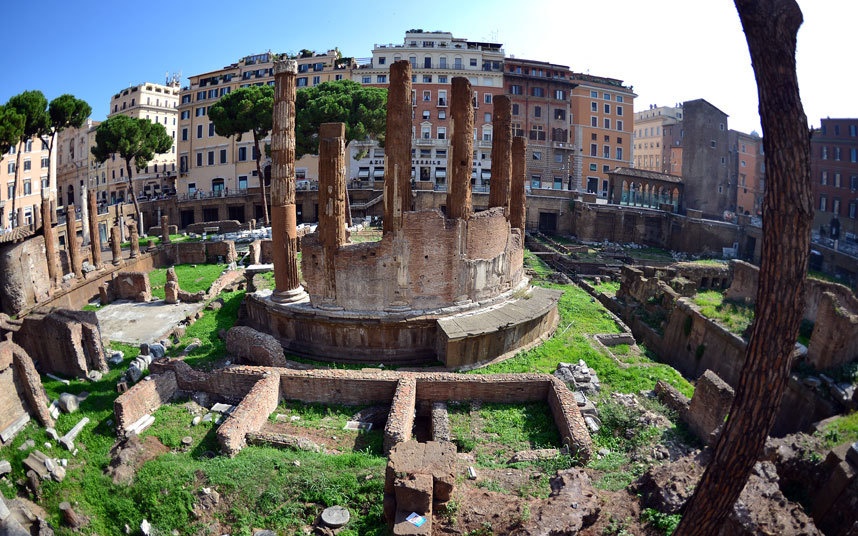 Julius Caesar, Rome (Italy): Cách đây 1.900 năm, Julius Caesar đã bị đâm chết ở nhà hát Pompey vào ngày 15 tháng 3, năm 44 trước Công Nguyên. Địa điểm chính xác là trong Largo di Torre Argentina, nơi có 4 ngôi đền La Mã cổ.