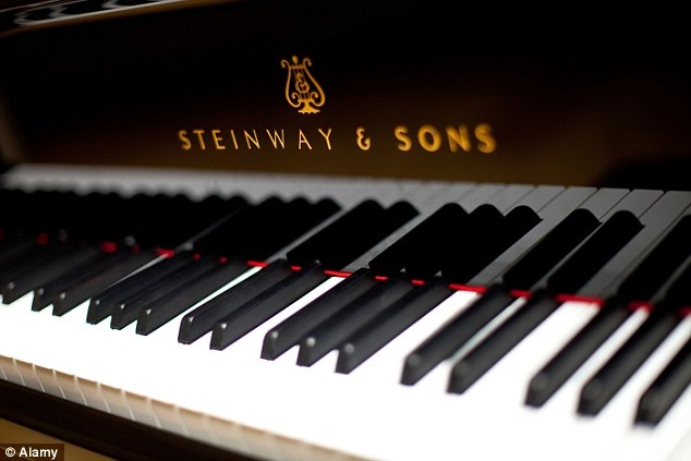 Vận chuyển chiếc đàn Piano: Khi một người mua siêu du thuyền trị giá 50 triệu đôla ở Tây Ban Nha, ông đã tặng chiếc piano có sẵn trên thuyền cho một người bạn ở tận Đức. Chi phí tháo dỡ, đóng gói, vận chuyển và lắp đặt chiếc đàn cũng gần bằng tiền mua một chiếc mới tinh.