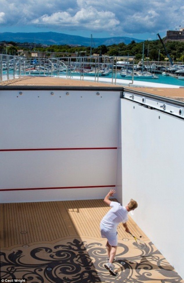 Chơi quần vợt trên biển: Một sân cỡ chuẩn được dựng trên bãi đỗ trực thăng của siêu du thuyền và có thể hạ xuống bằng một nút bấm khi không sử dụng.