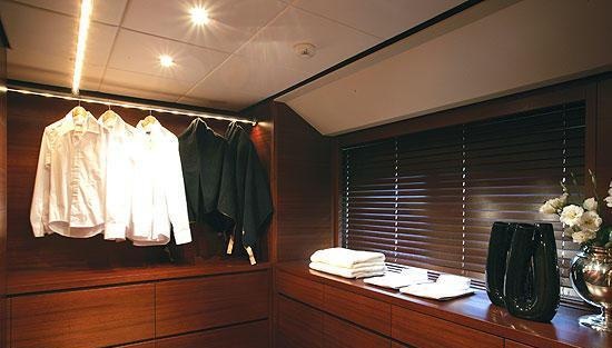 Quần áo mới cho mỗi chuyến đi: Một cặp đôi ghét soạn hành lý đến mức đặt người chuyển toàn bộ quần áo mới tới du thuyền khi bắt đầu một chuyến đi, thay cho những đồ của chuyến trước. Ngoài ra, họ còn đem theo một chuyên gia làm tóc, một nhân viên làm móng, một bác sĩ và một người giúp việc.