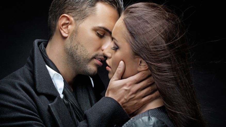 Đừng tưởng tiếp viên sẽ không nhận ra khi bạn muốn tham gia Mile-High Club: “Mile-High Club” là thuật ngữ dùng cho những người muốn “vui vẻ” khi đang ở trên máy bay, như lén vào nhà vệ sinh cùng nhau. Các tiếp viên có thể nhanh chóng nhận ra điều này, và thường là họ sẽ ra dấu ngăn hành khách lại. Tuy nhiên, nếu chuyến bay có ít khách và không ai chờ để được vào nhà vệ sinh, các tiếp viên có thể sẽ ngó lơ.