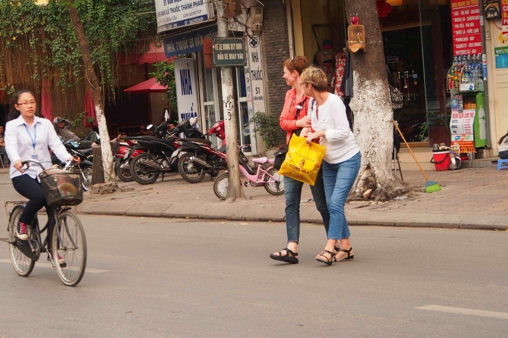 Nhiều du khách phải lấy hết can đảm mới dám sang đường