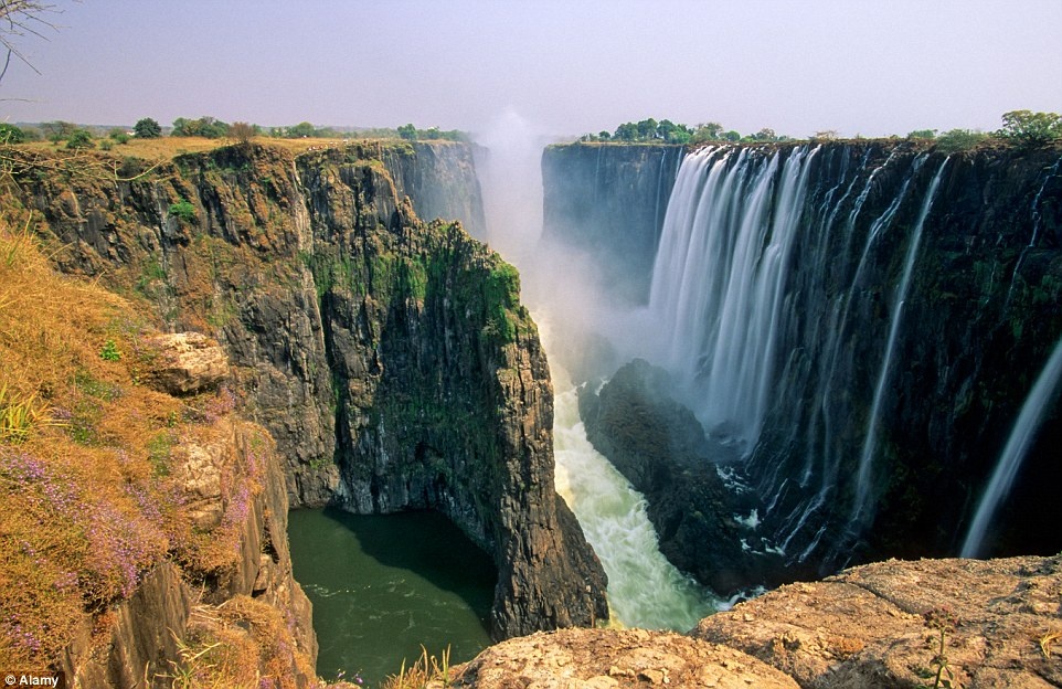 Đài quan sát trên cầu Knife-Edge, Zambia: Từ cây cầu này, du khách sẽ được chiêm ngưỡng một trong bảy kỳ quan thiên nhiên của thế giới - thác Victoria. 